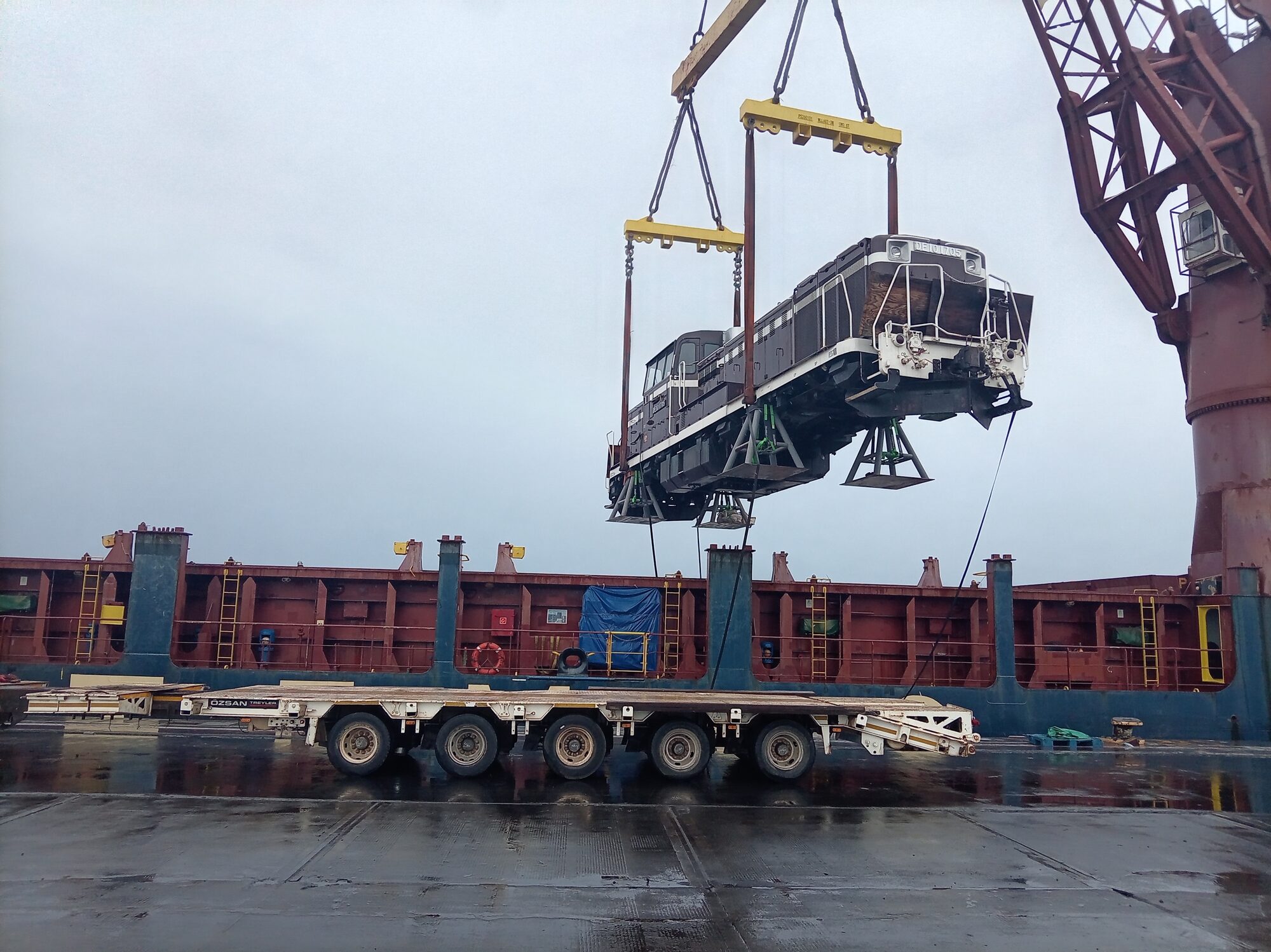 DE10 1705 crane lift onto the low-loader.