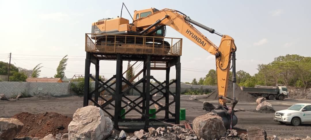 Elevated loading rig working the stockpile